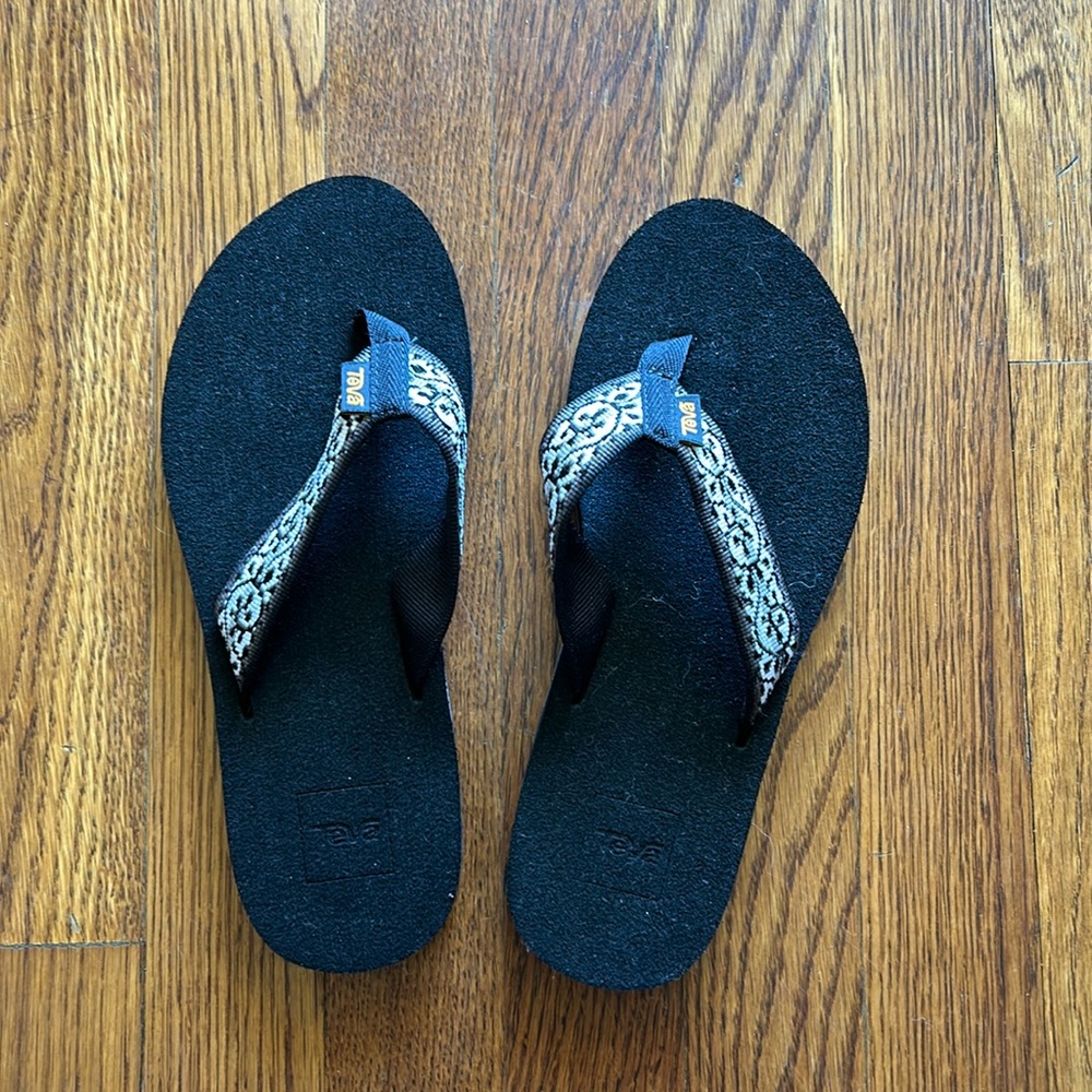 New without tags women’s Teva flip flops